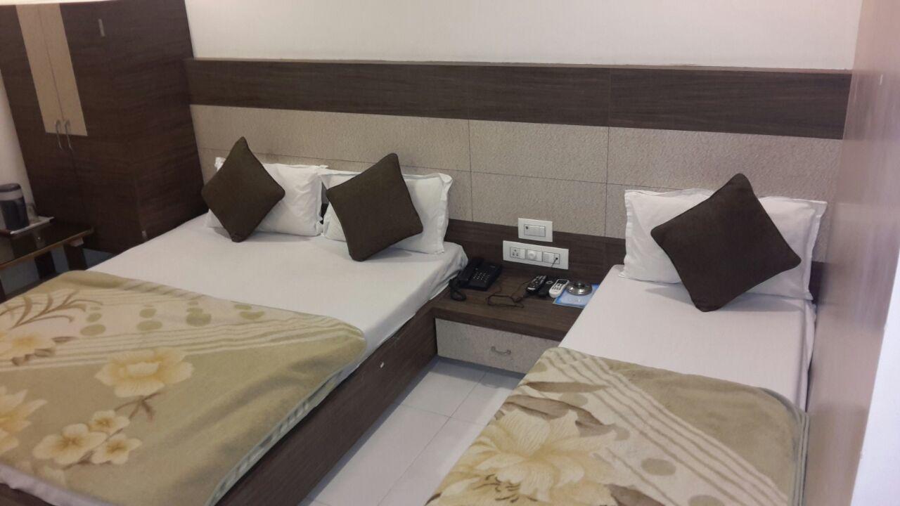 Hotel Crystal Vadodara Esterno foto