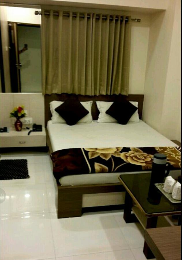 Hotel Crystal Vadodara Esterno foto