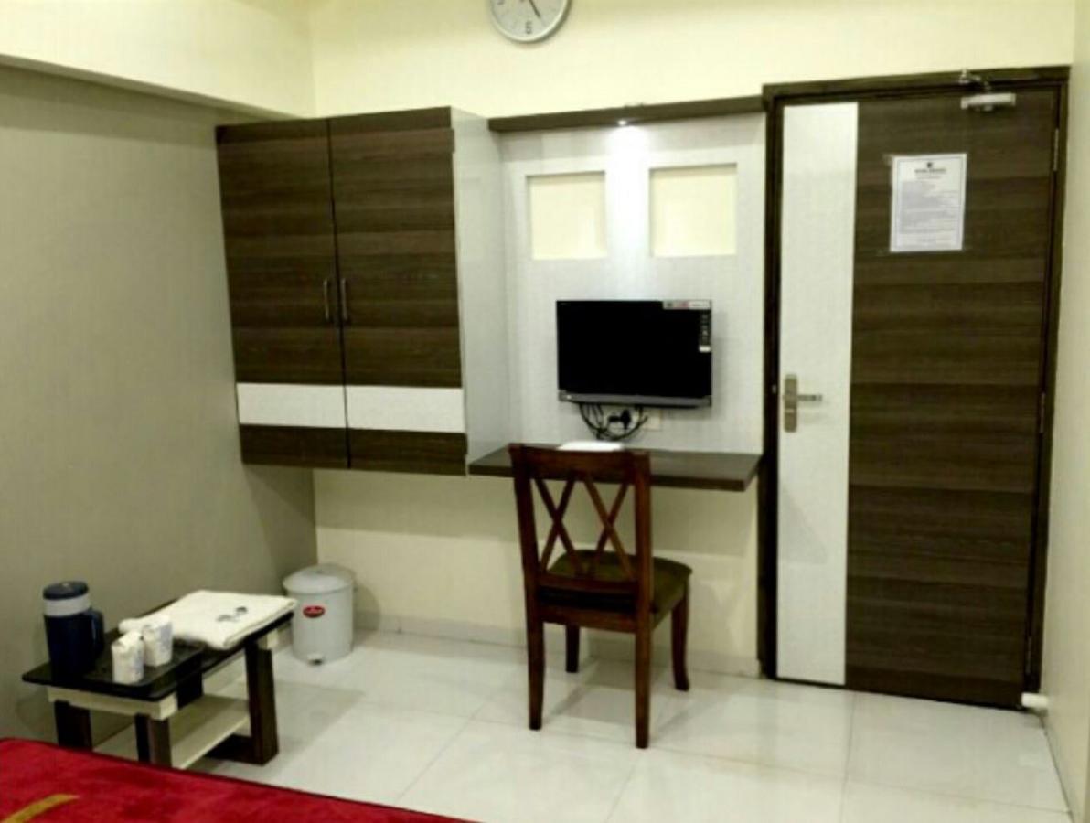 Hotel Crystal Vadodara Esterno foto